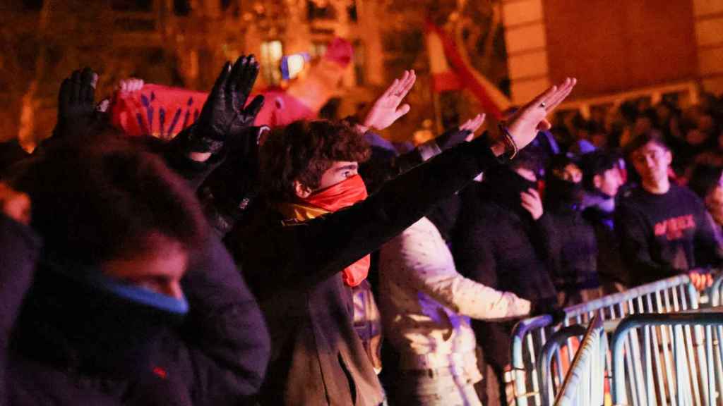 Varios manifestantes en la calle Ferraz de Madrid frente a la sede del PSOE haciendo saludos nazis.