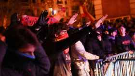Varios manifestantes en la calle Ferraz de Madrid frente a la sede del PSOE haciendo saludos nazis.