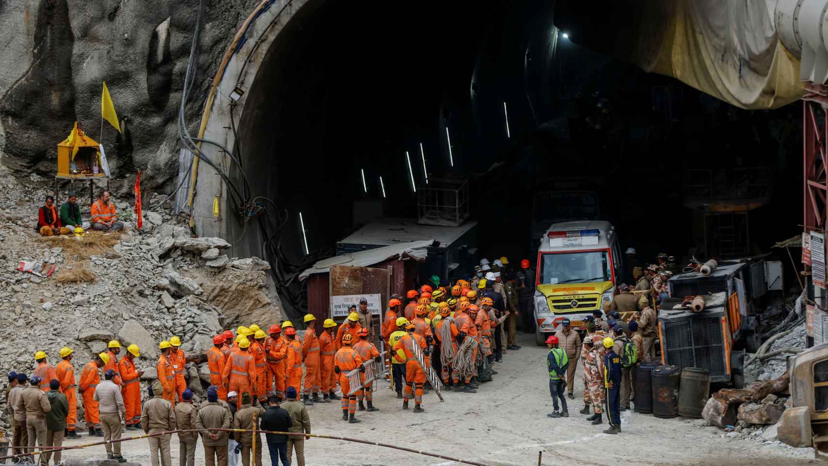 Rescatan con éxito a los 41 trabajadores atrapados por 17 días en un túnel en la India.