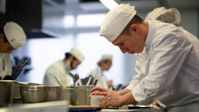 Imagen de archivo de un cocinero en la escuela Le Cordon Blue.