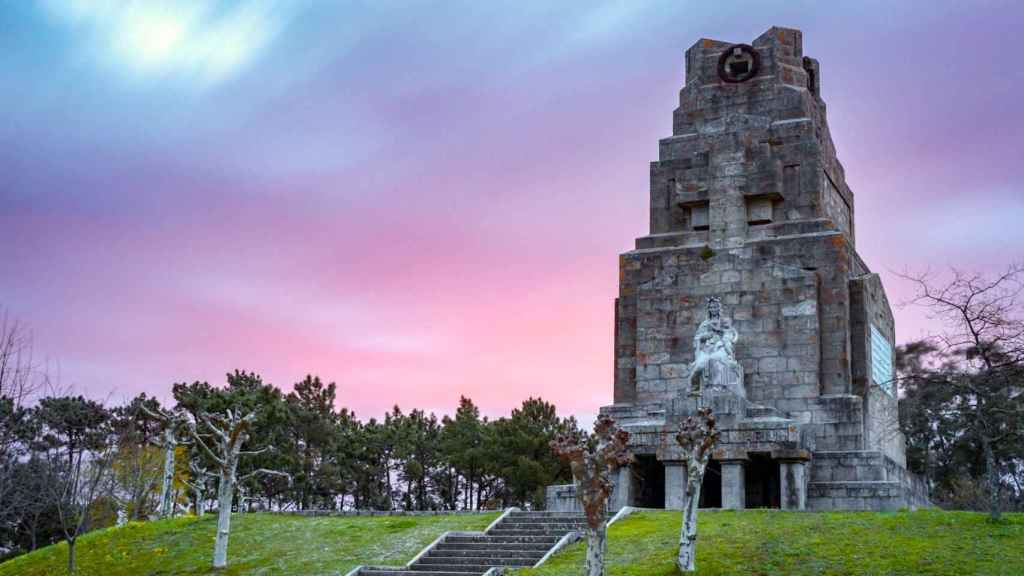 Monumento a la Marina Universal en Nigrán.