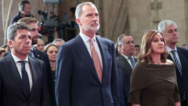 El rey Felipe VI, junto al presidente valenciano, Carlos Mazón, y la alcaldesa de Valencia, María José Catalá. EE