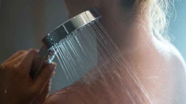 Imagen de una mujer duchándose