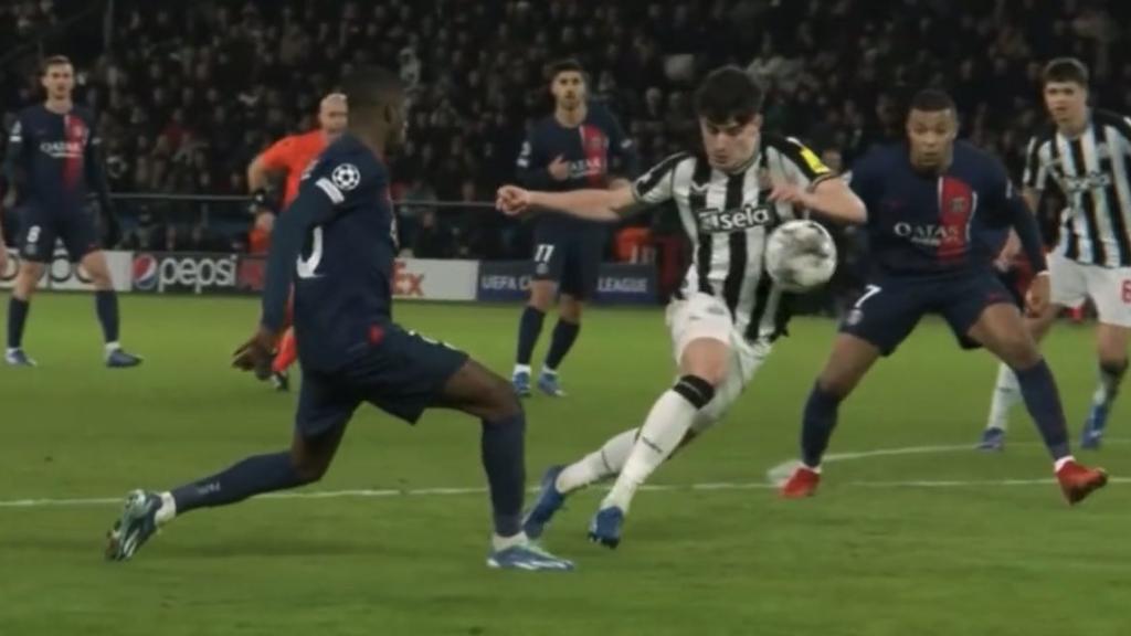 La mano pitada a Livramento en el PSG - Newcastle