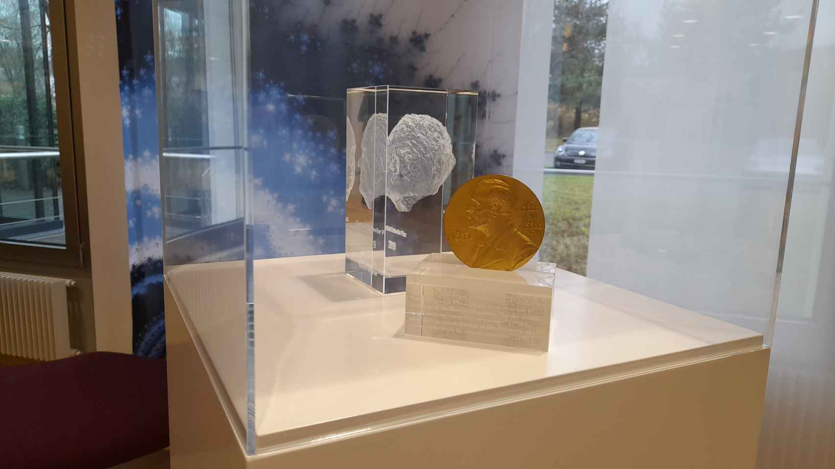 Uno de los galardones del Premio Nobel ubicados en el laboratorio de IBM Research en Zúrich.