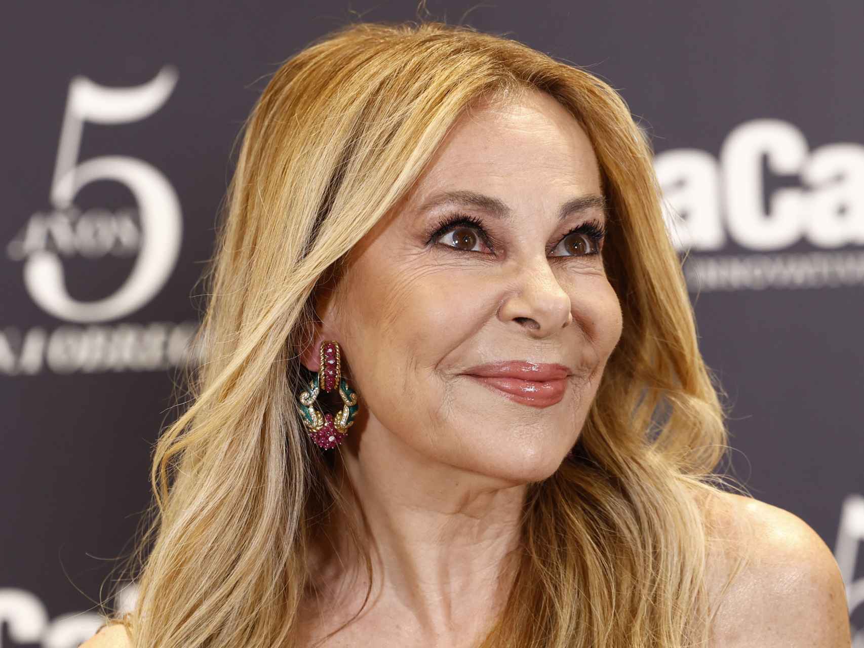 La actriz y presentadora Ana Obregón, vestida de rojo, en el quinto aniversario de La Cabine.