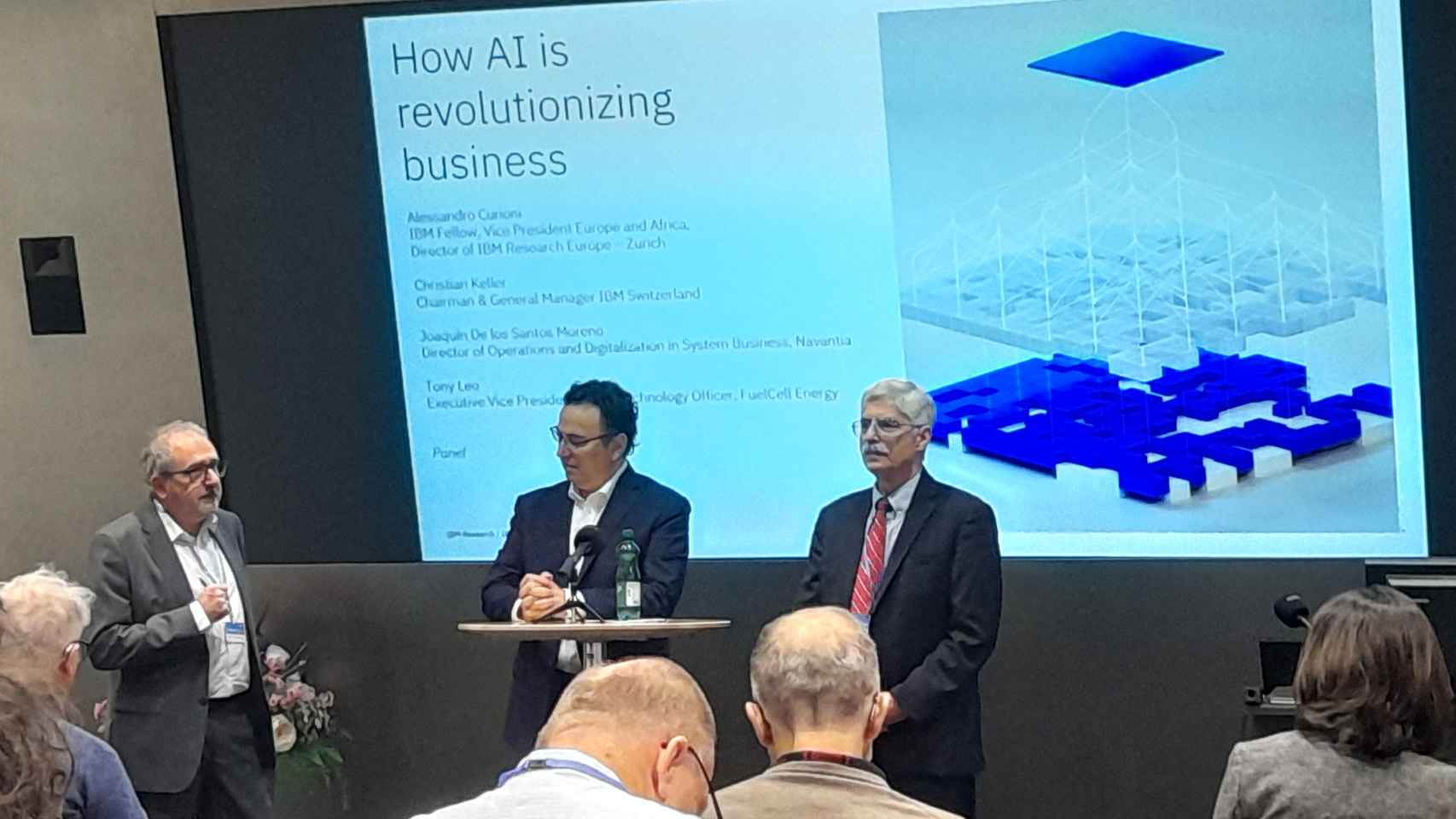(Primero por la izquierda) Joaquín De Santos Moreno, director de Operaciones y Digitalización en Sistemas de Negocio de Navantia, durante su intervención en la jornada de IBM en Zurich Lab este 28 de noviembre.
