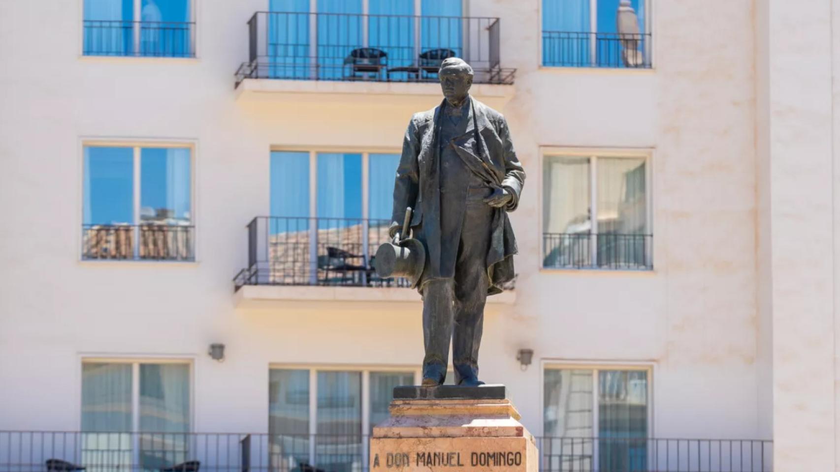 El Marqués de Larios, mirando a su calle.