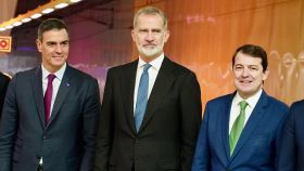 El presidente del Gobierno, Pedro Sánchez, el rey Felipe VI y el presidente de la Junta, Alfonso Fernández Mañueco, durante la inauguración de la Variante de Pajares, este miércoles.