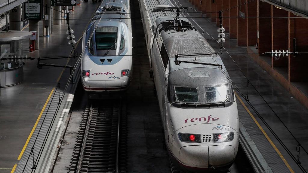 Imagen de archivo de dos trenes de Renfe.