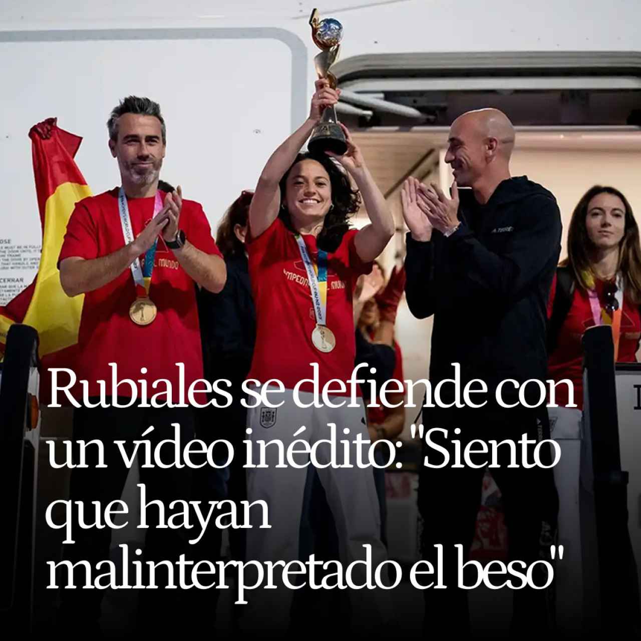 Luis Rubiales se defiende con un vídeo inédito en Barajas: "Siento que hayan malinterpretado el beso"
