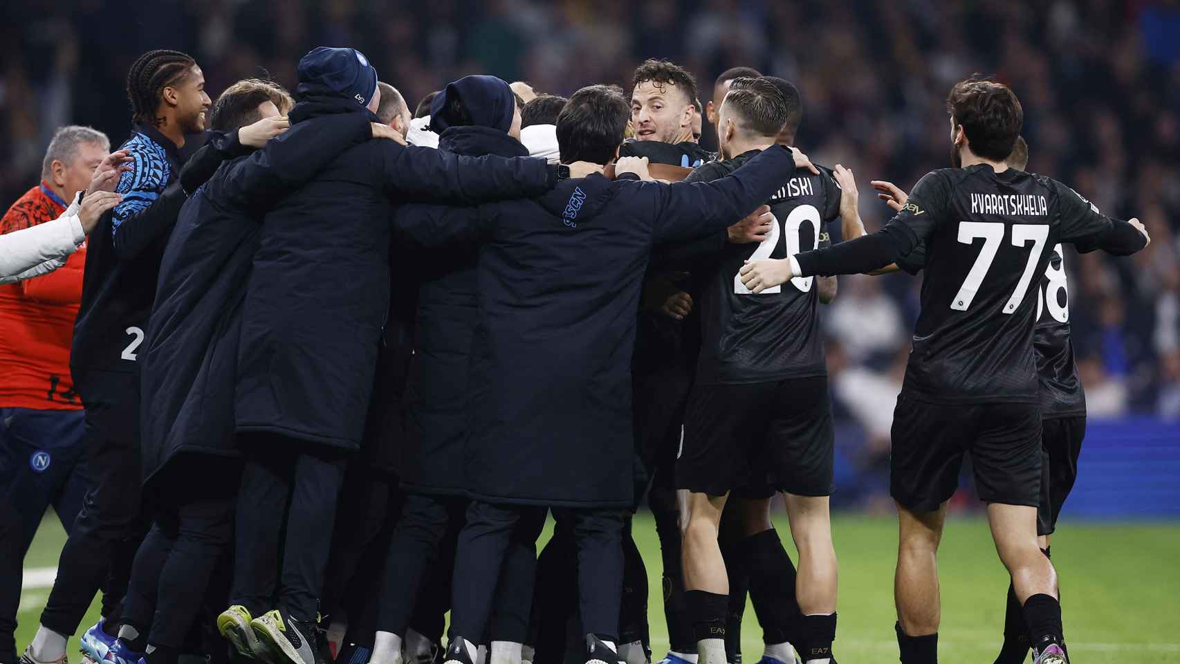 El Nápoles celebra con una piña el gol de Zambo Anguissa al Real Madrid