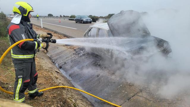 Imagen del vehículo incendiado este miércoles.