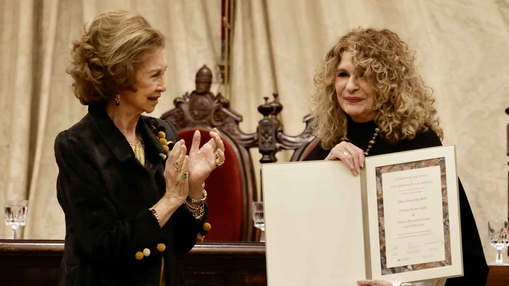 La reina Sofía entrega el Premio de Poesía Iberoamericana a la poeta nicaragüense Gioconda Belli, este miércoles en Salamanca.