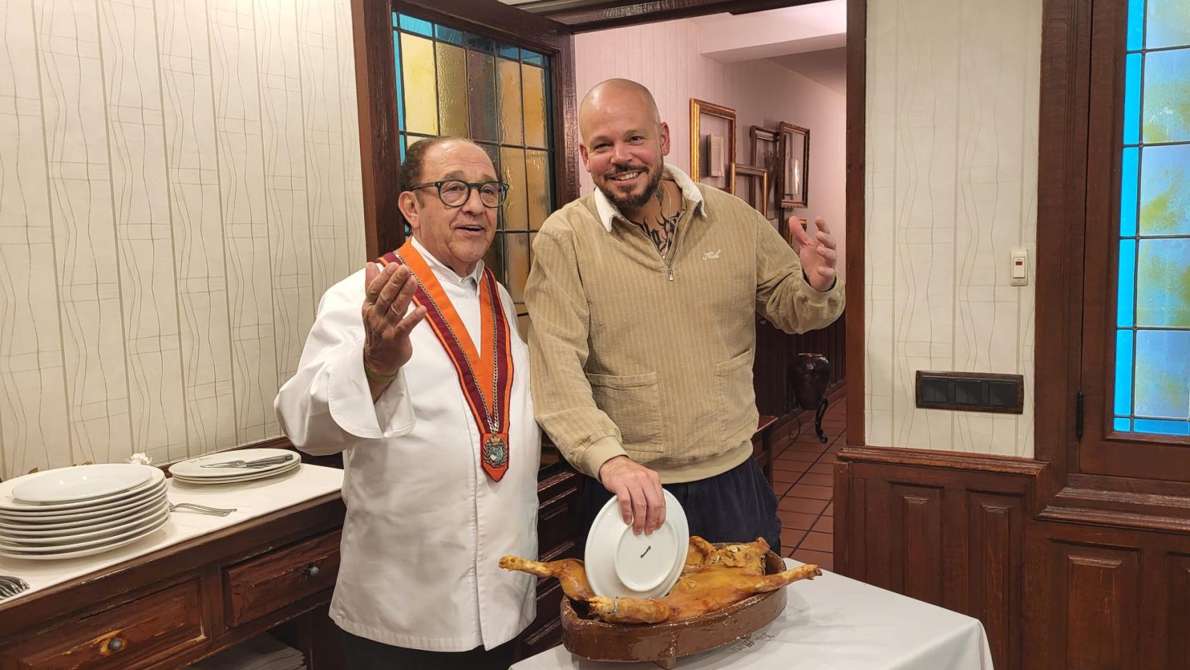 Residente junto al propietario del restaurante, José María Ruiz