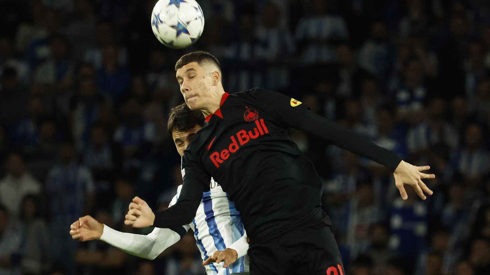 Ratkov lucha un balón Zubimendi en el Real Sociedad - Salzburgo.