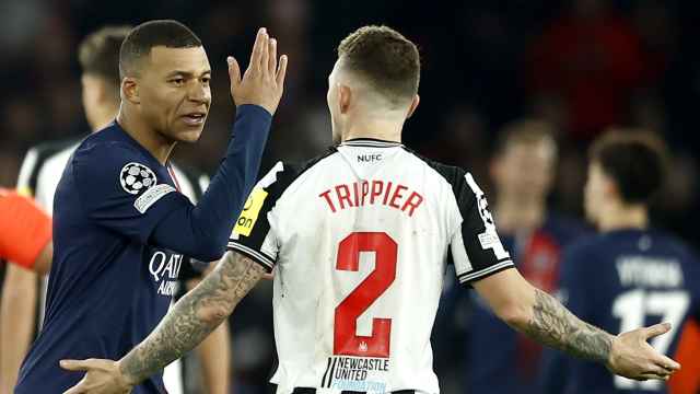 Mbappé y Trippier discuten durante el PSG - Newcastle