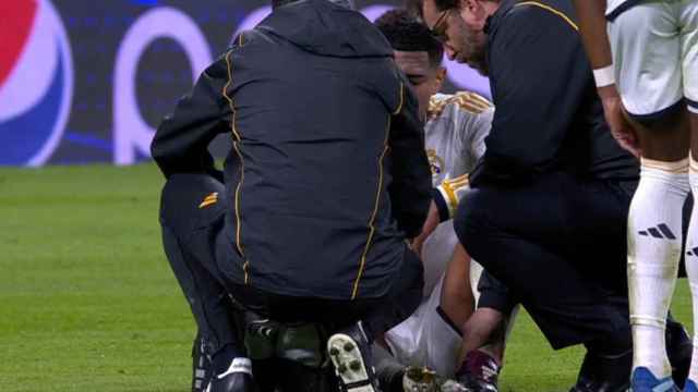 Jude Bellingham, lesionado sobre el césped del Santiago Bernabéu