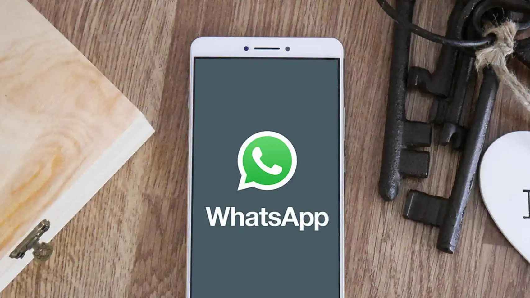 Móvil con el icono de WhatsApp