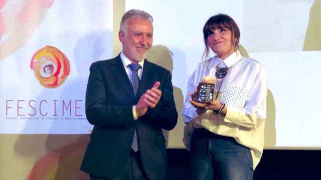 Rozalén recibiendo el premio Lola González de manos del nuevo ministro de Política Territorial y Memoria Democrática, Ángel Víctor Torres.