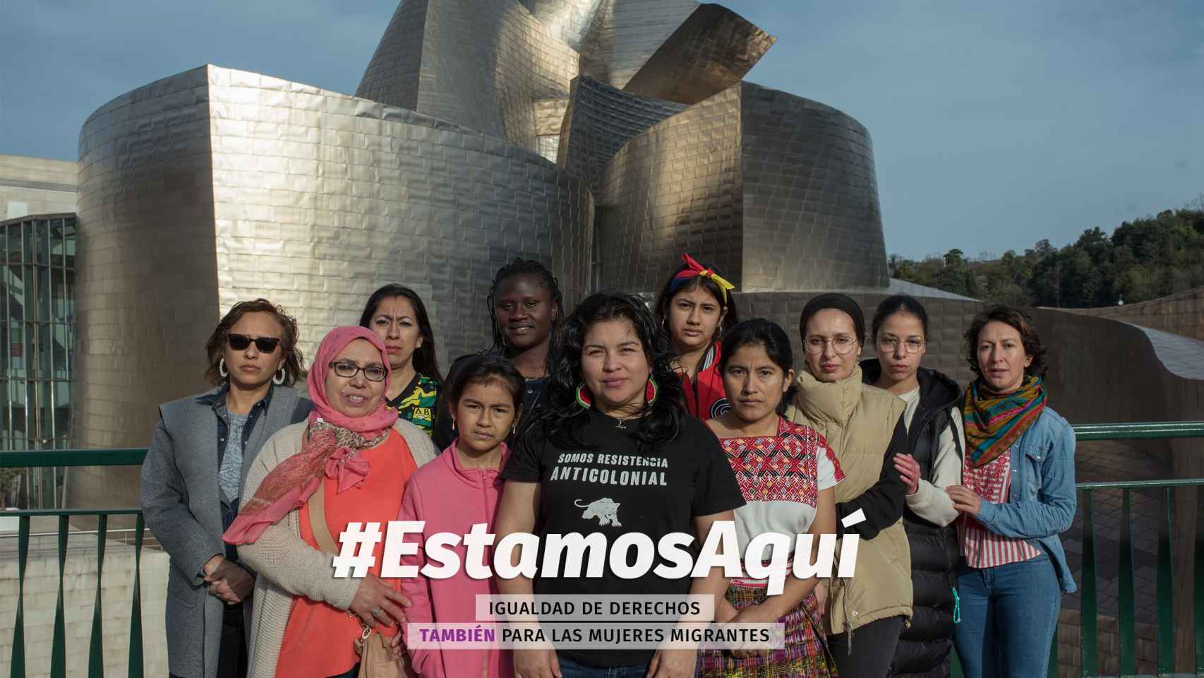 Varias activistas mesoamericanas frente al museo Guggenheim de Bilbao.
