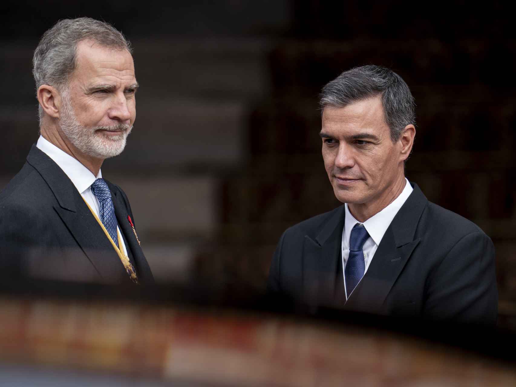 El rey Felipe VI y el presidente del Gobierno, Pedro Sánchez, en la jura de Leonor.