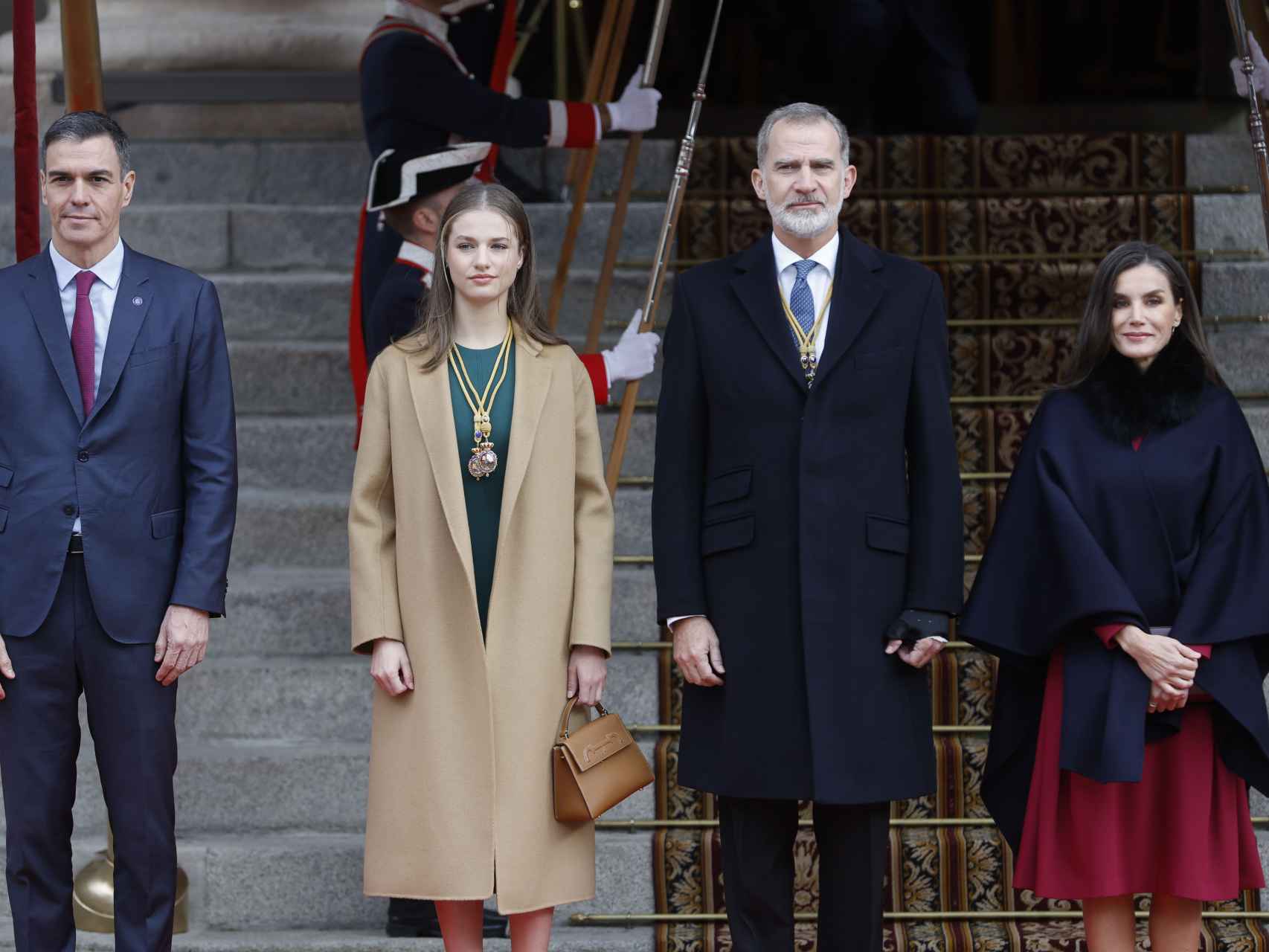 Los reyes Felipe y Letizia junto a la princesa de Asturias, Leonor, y el presidente del Gobierno, Pedro Sánchez, a su llegada a la solemne apertura de la XV Legislatura.