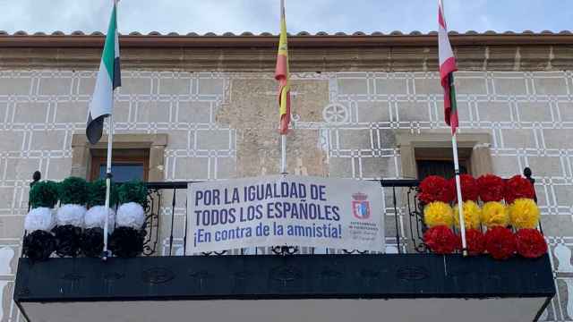 La pancarta contra la amnistía colgada en el balcón del Ayuntamiento de Valdefuentes.
