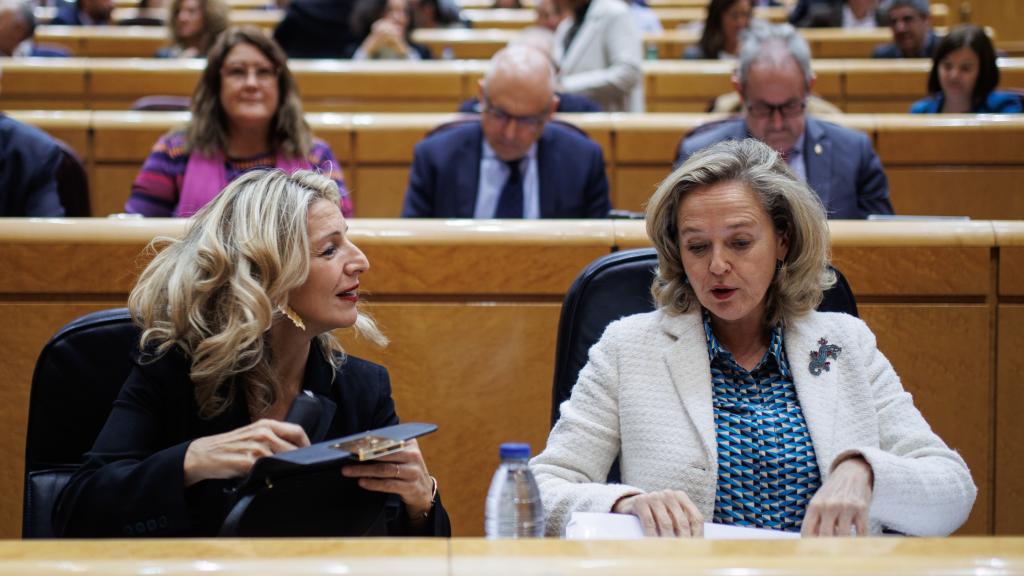 Yolanda Díaz y Nadia Calviño, vicepresidenta primera y segunda del Gobierno, en el Senado.