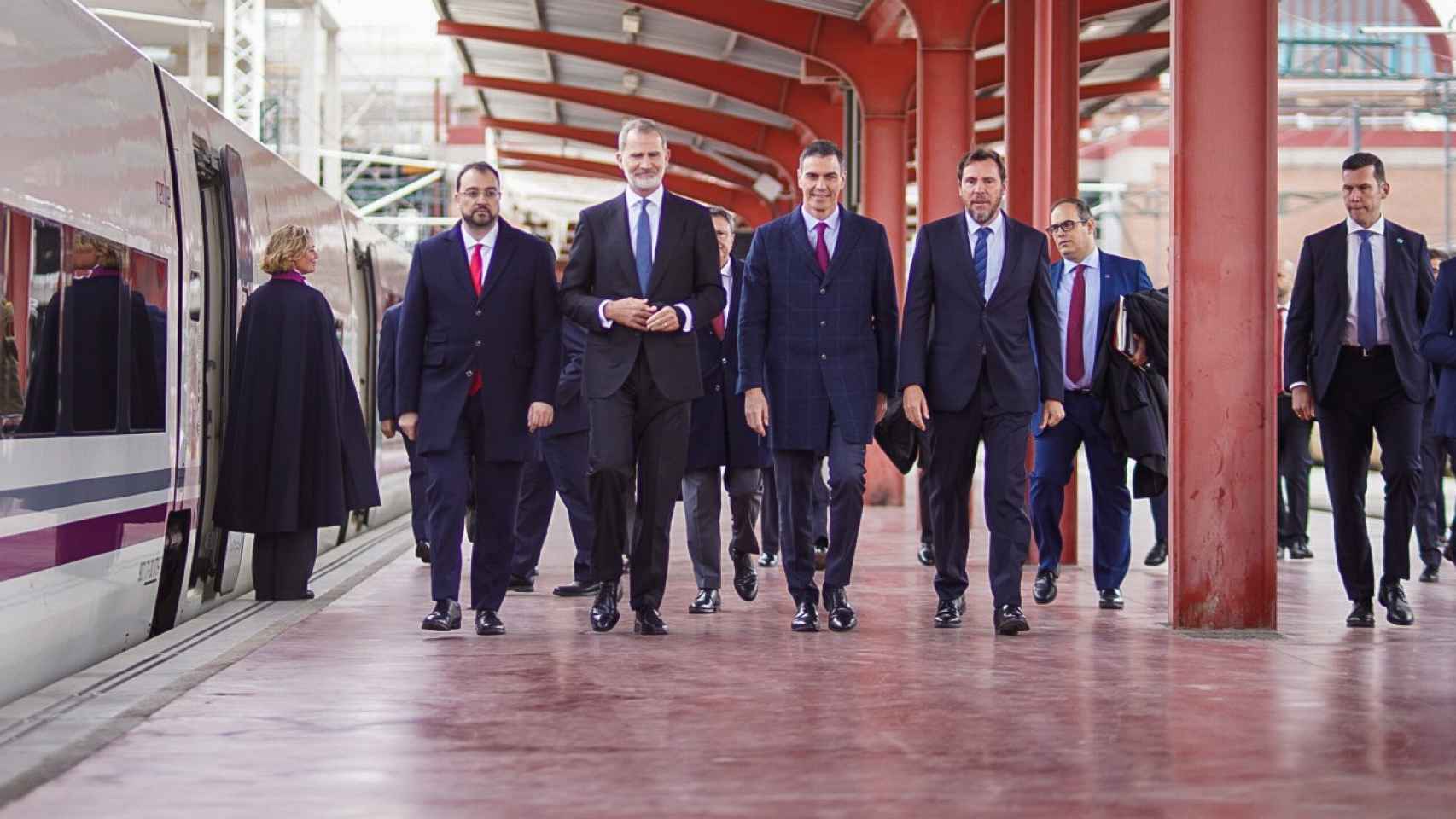 El presidente del Principado de Asturias, Adrián Barbón; el rey Felipe VI; el presidente del Gobierno, Pedro Sánchez; y el ministro de Transporte y Movilidad Sostenible, Óscar Puente