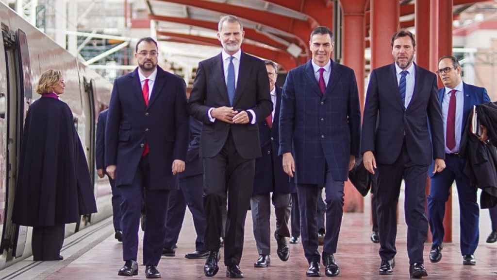 El presidente del Principado de Asturias, Adrián Barbón; el rey Felipe VI; el presidente del Gobierno, Pedro Sánchez; y el ministro de Transporte y Movilidad Sostenible, Óscar Puente