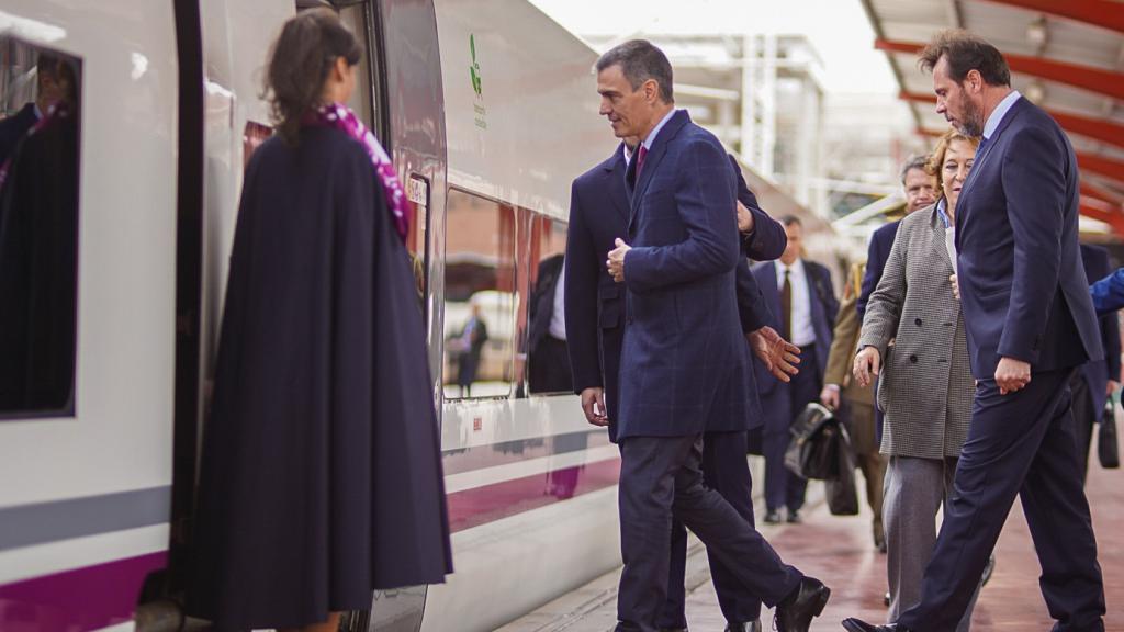 El presidente del Gobierno, Pedro Sánchez, junto con el ministro de Transportes, Oscar Puente, entrando al tren en la estación de Chamartín