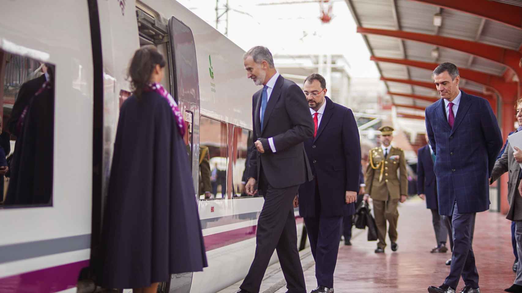 El Rey Felipe VI entra al primer tren AVE que llegará a Asturias en la estación de Chamartín