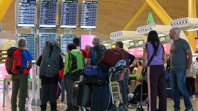 Varias personas con maletas en el Aeropuerto Adolfo Suárez-Madrid Barajas