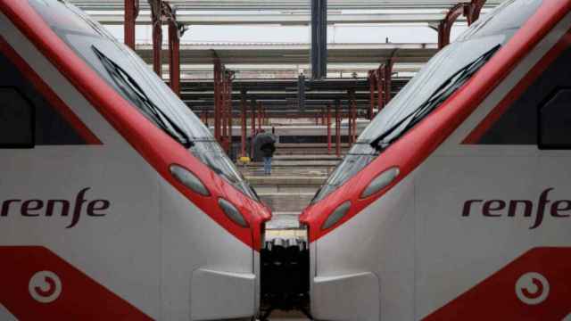 Imagen de dos trenes de Renfe.