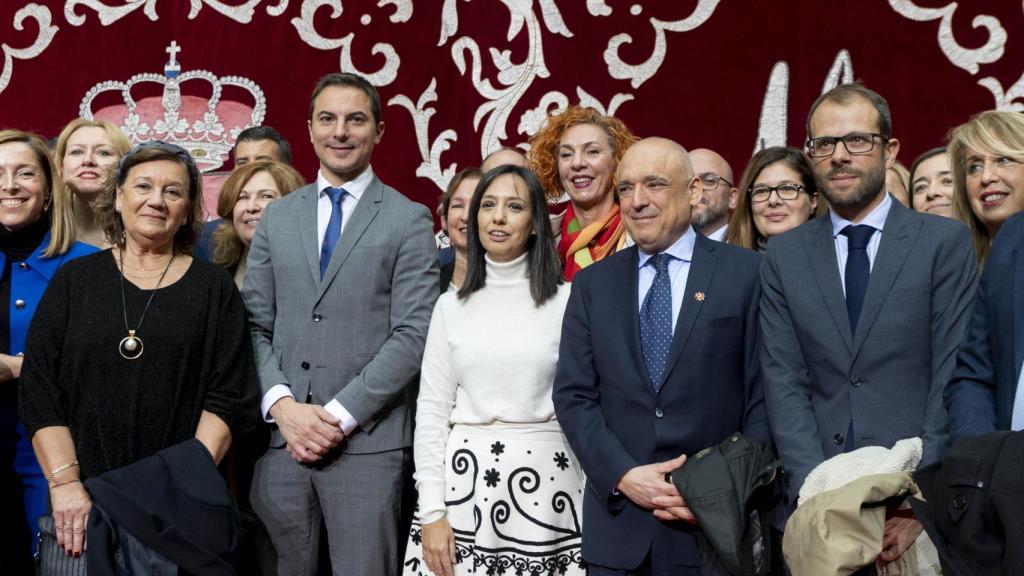 El secretario general del PSOE, Juan Lobato (2i), la delegada del Gobierno, Mercedes González (c), y el secretario de Estado de Relaciones con las Cortes y Asuntos Constitucionales, Rafael Simancas (2d), posan durante el acto homenaje a la Constitución Española en su 44 aniversario en la Real Casa de Correos el pasado año.