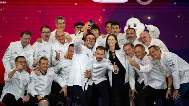 Todos los cocineros chefs de los 15 restaurantes premiados con 3 estrellas en la Guía Michelin 2024 en la Gala Michelin celebrada en el CCIB de Fira de Barcelona en Barcelona, ayer.