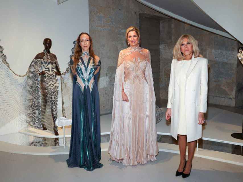 La Reina y Brigitte Macron, con la diseñadora en el museo de Artes Decorativas de París.