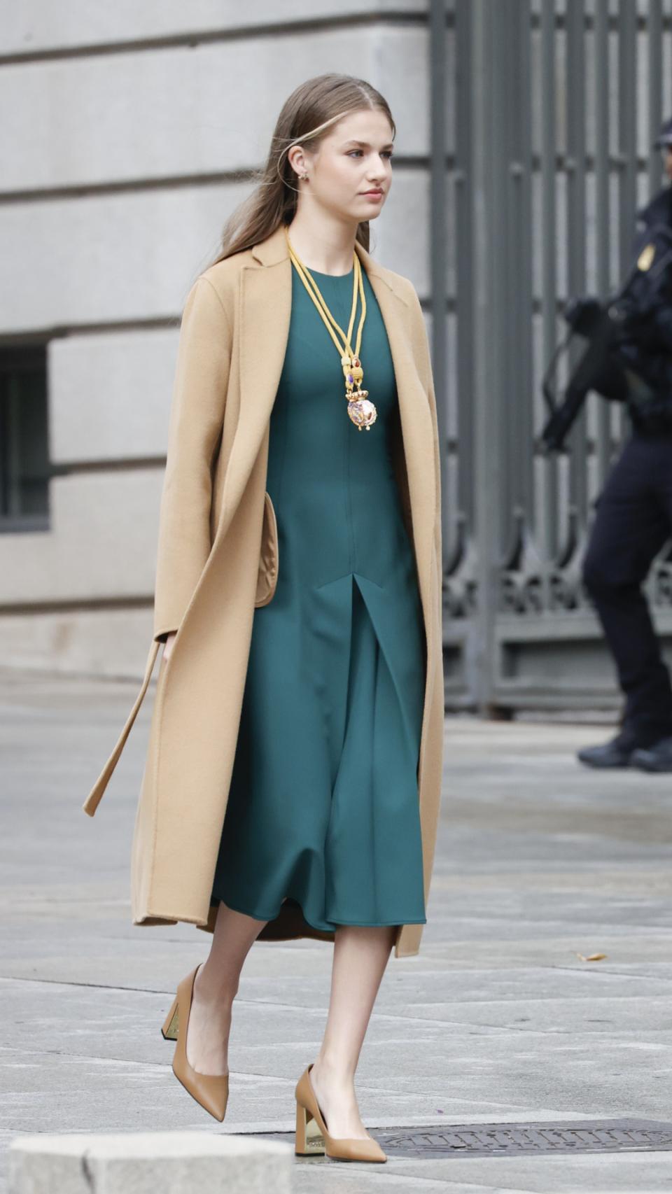 Leonor, con vestido verde de Adolfo Domínguez.