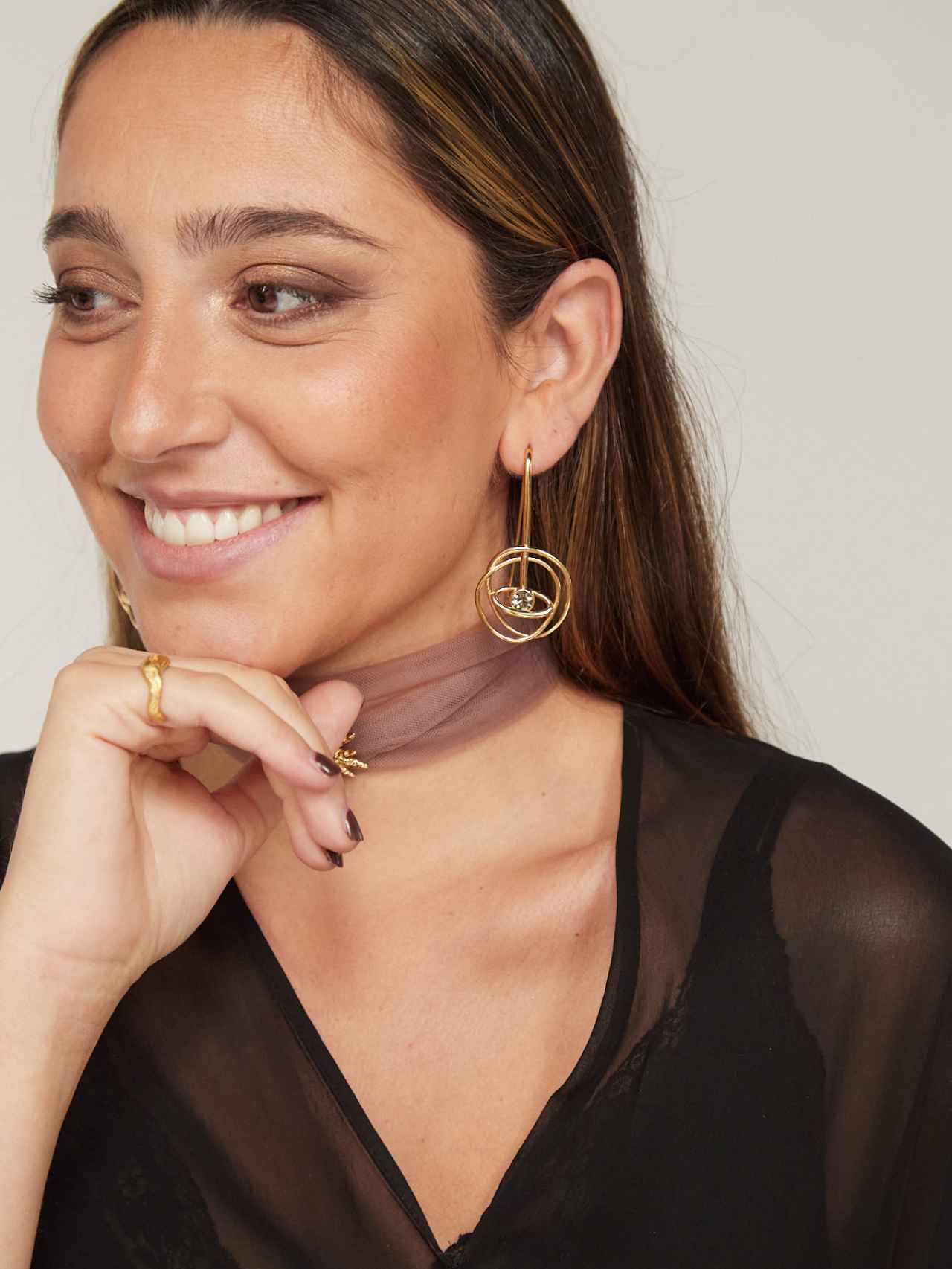 Ana Iglesias luciendo las joyas de su nueva colección 'Cosmos'