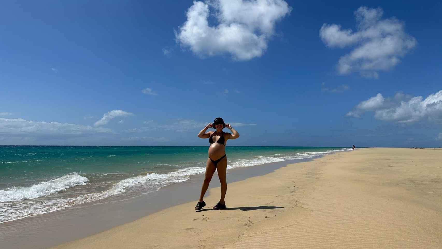 Carla Vilar en la playa luciendo su embarazo.