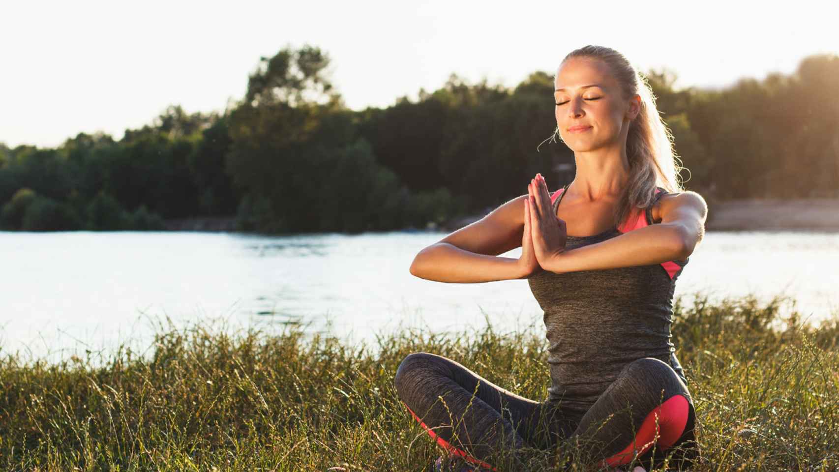 Una mujer practicando yoga de flujo lento.