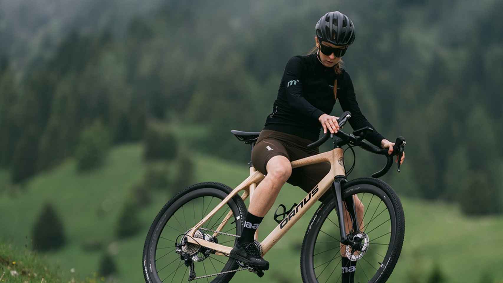 Una ciclista subida en una bicicleta Ornus Gravel Wood