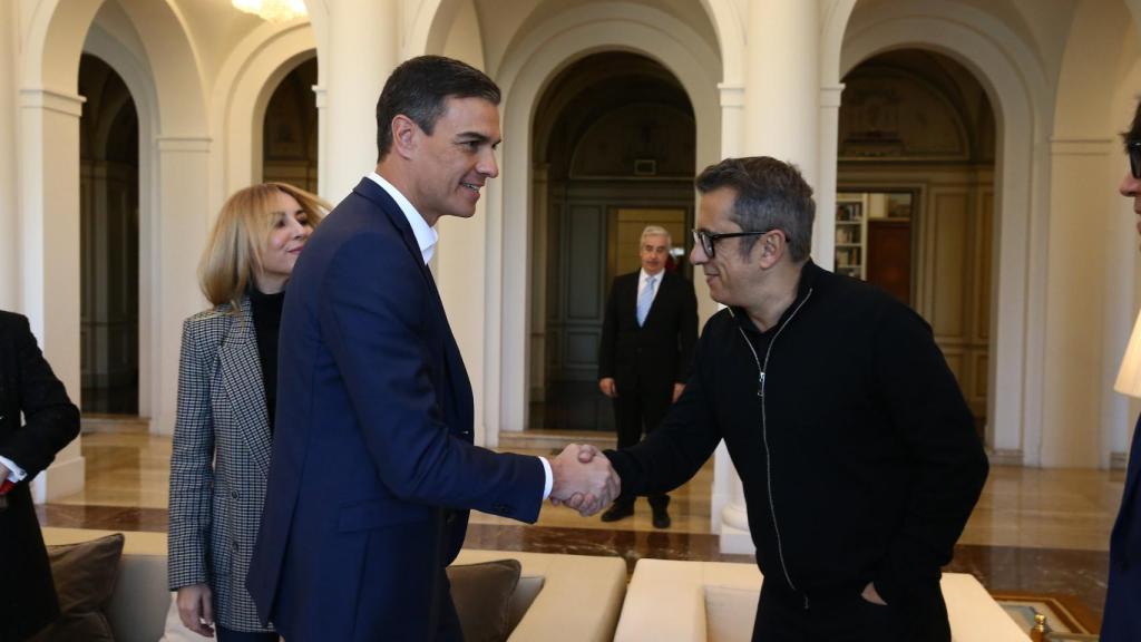 El cómico Andreu Buenafuente saluda a Pedro Sánchez durante una audiencia en el Palacio de la Moncloa.