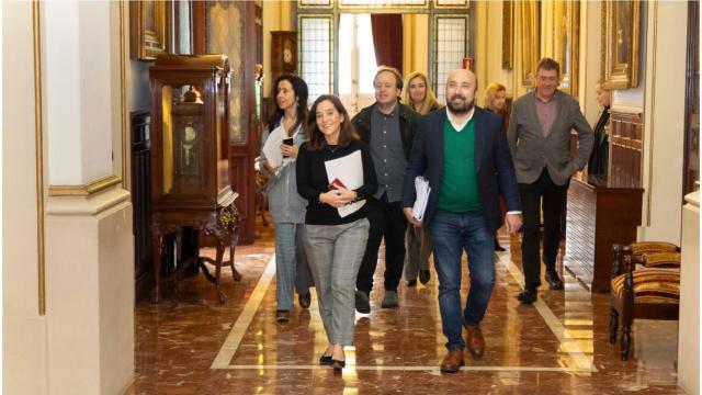 La alcaldesa Inés Rey junto a su equipo este miércoles