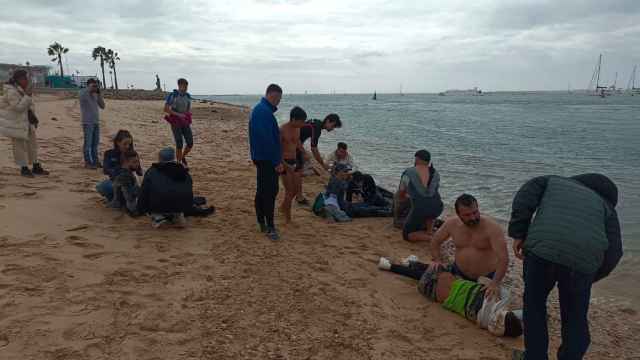 Imagen del rescate en la playa de Sancti Petri, en Chiclana de la Frontera (Cádiz)