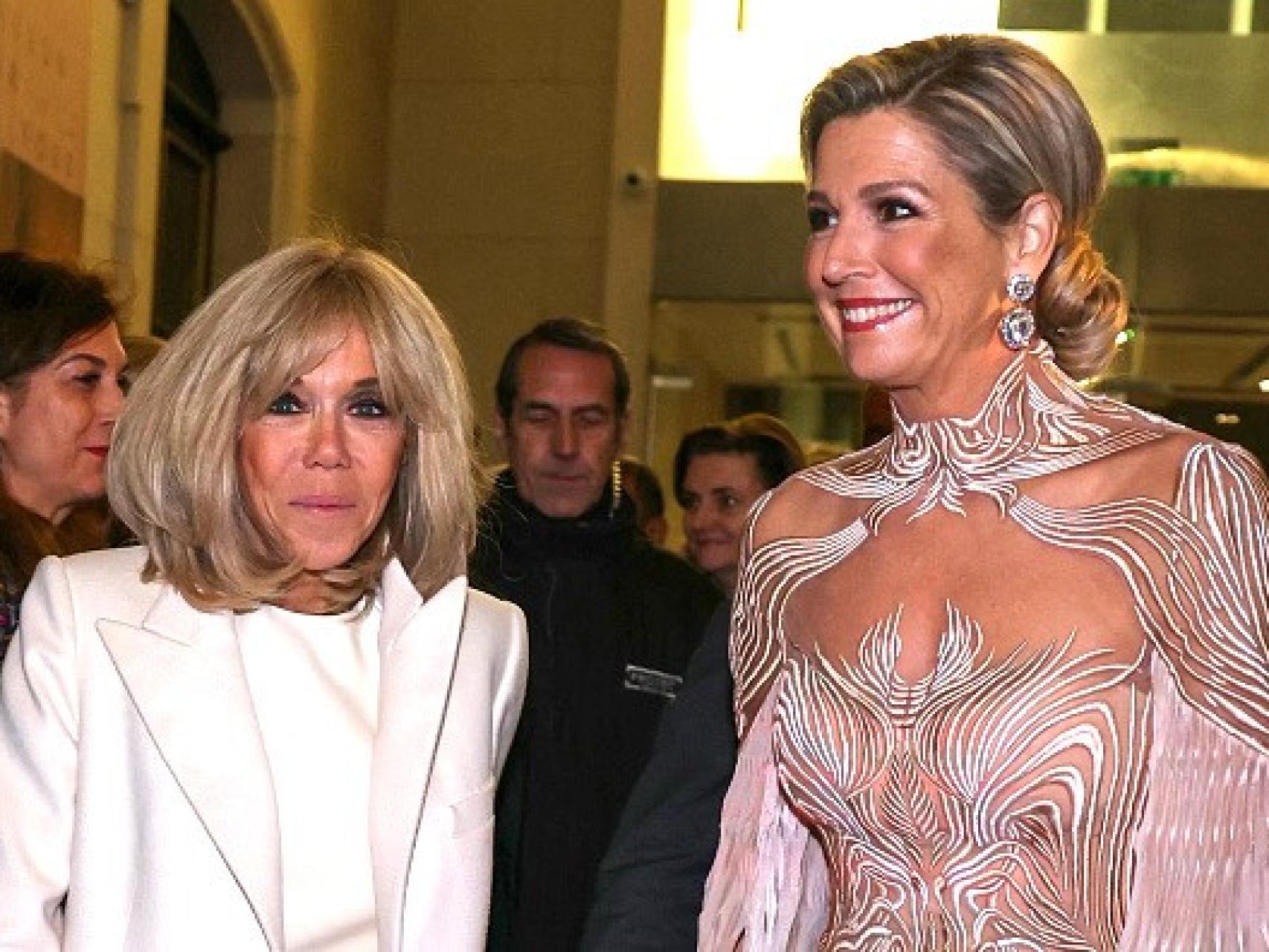 La Reina y la primera dama francesa, en París.