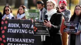 Cynthia Nixon se declara en huelga de hambre ante la Casa Blanca como protesta por la muerte de civiles en Gaza
