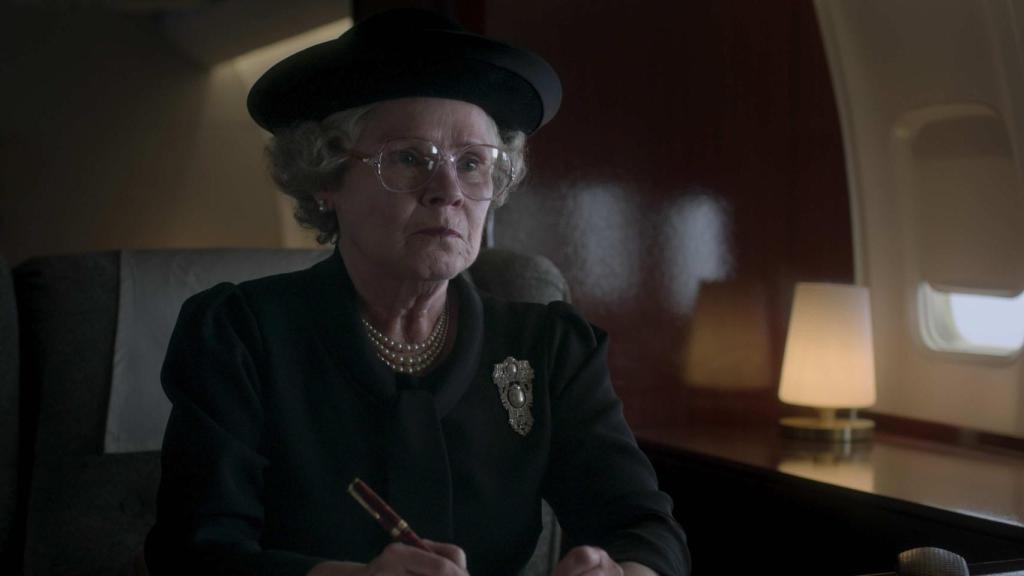 Imelda Staunton en el episodio 5x06 de 'The Crown'