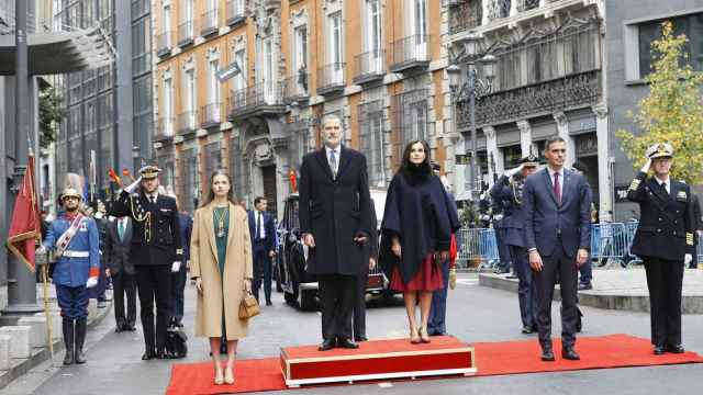 La familia real junto al presidente del Gobierno, Pedro Sánchez.